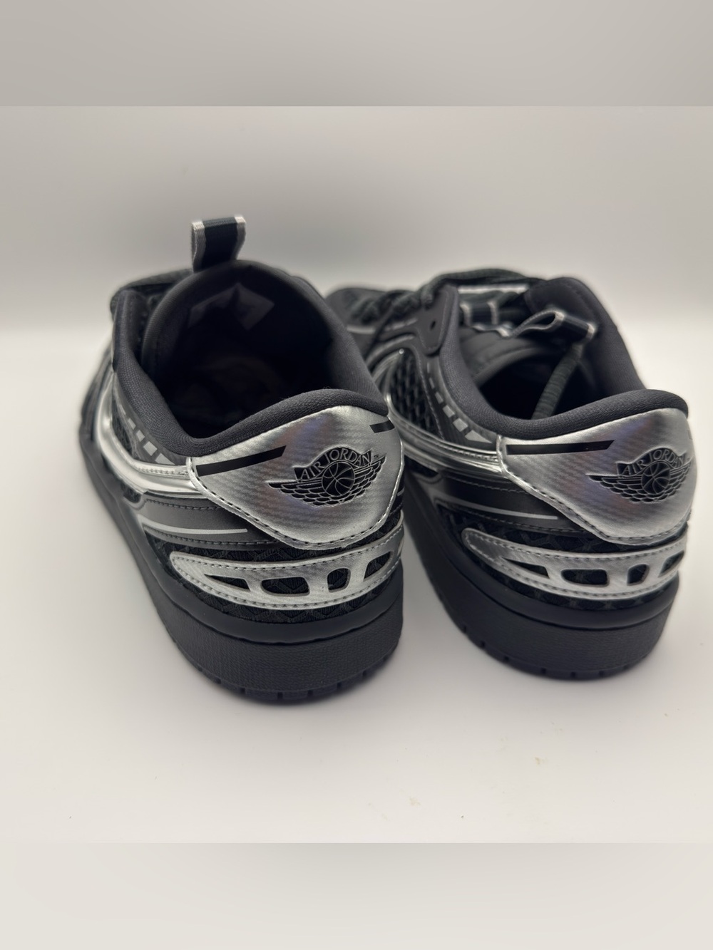 New Nike Air Jordan 1 Low SE Black Metallic Silver 9.5 W or 7 M - Picture 4 of 7